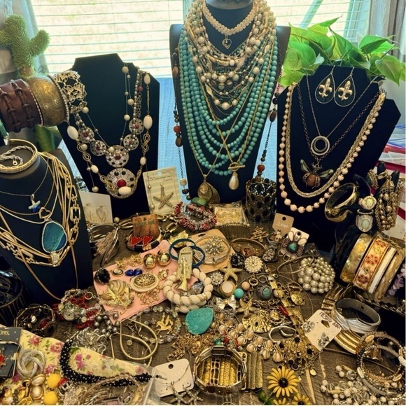 ⚜️ 2 LB Vtg Mod Retro Fashion & Fine Jewelry Lots – MOSTLY Wearable & Repair ⚜️ - Picture 1 of 9